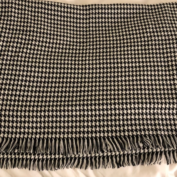 Hounds Tooth Scarf - Picture 1 of 2